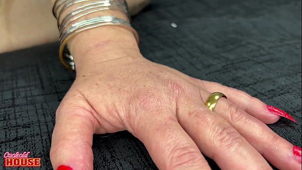 Marido corno fode o cú de MILF fogosa, após quase flagra-la com o amante novinho